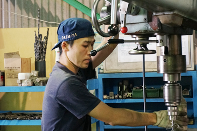 大阪市で産業機械組立・設計製作なら沖宮工業へ。最新のNC施盤やマシニングセンタなどで、機械加工や製缶溶接を行います。